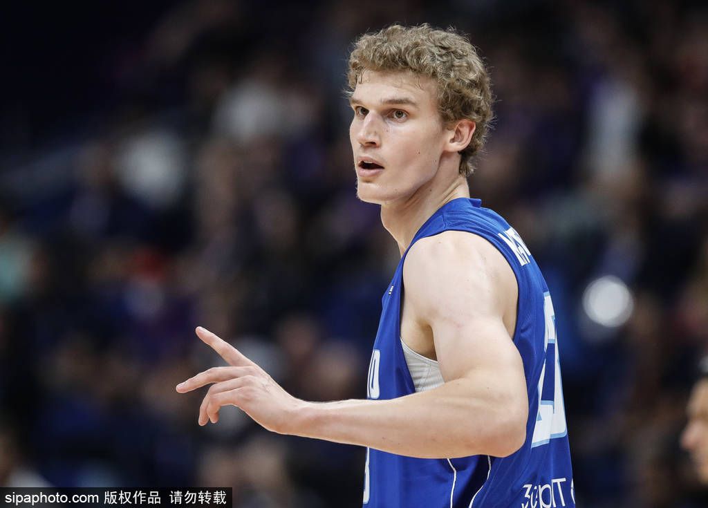 巴德尔整个人惊的目瞪口呆，旋即怒骂道：你他妈是什么人？竟然敢对我的人动手，我看你是活腻了吧？。